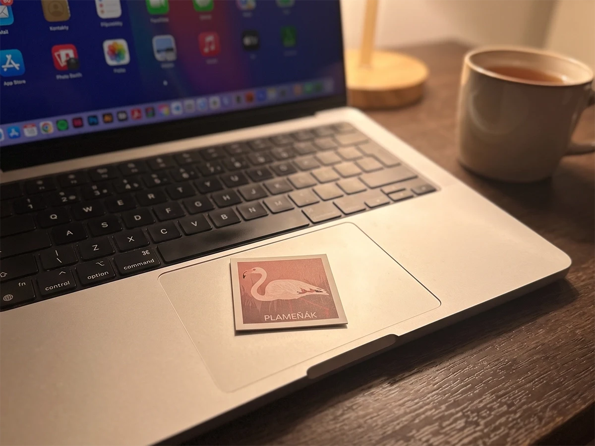 Kartička pexesa na touchpadu notebooku